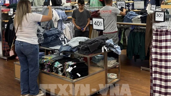 Doanh nghiệp bán lẻ Mỹ dùng tiền hoàn thuế quan để giảm giá