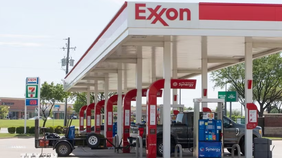 Giá dầu diesel tại Mỹ lần đầu vượt 6 USD/gallon