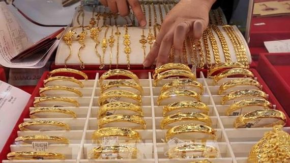 Giá vàng hướng đến tuần giảm giá trước áp lực từ triển vọng lãi suất