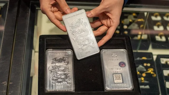 Giá bạc thế giới thủng mốc 61 USD/ounce, bạc trong nước nối dài đà giảm