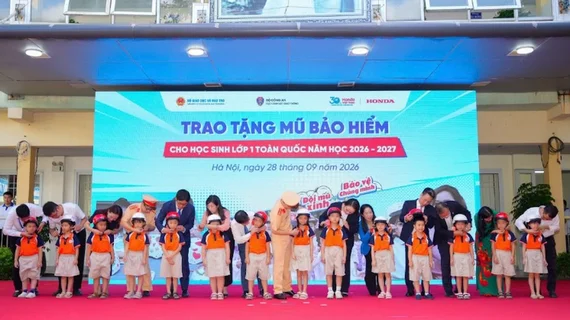Honda Việt Nam trao tặng 1,8 triệu mũ bảo hiểm cho học sinh lớp Một
