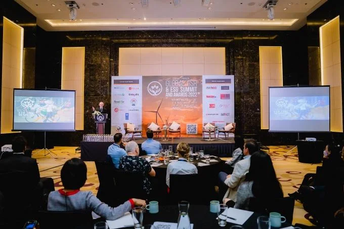 vinamilk-duoc-vinh-danh-voi-cac-giai-thuong-lon-trong-hoi-nghi-csr-esg-toan-cau-2022-20221107142434-821.jpg