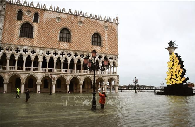vna-potal-italy-ngap-lut-bat-thuong-tai-thanh-pho-du-lich-venice-stand-20221212174032-8615.jpg
