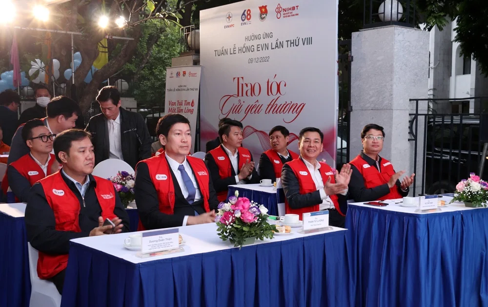 cac-dai-bieu-du-buoi-phat-dong-huong-ung-tuan-le-hong-evn-lan-thu-viii-cua-evnnpc20221214142033.jpg?rt=20221214142131