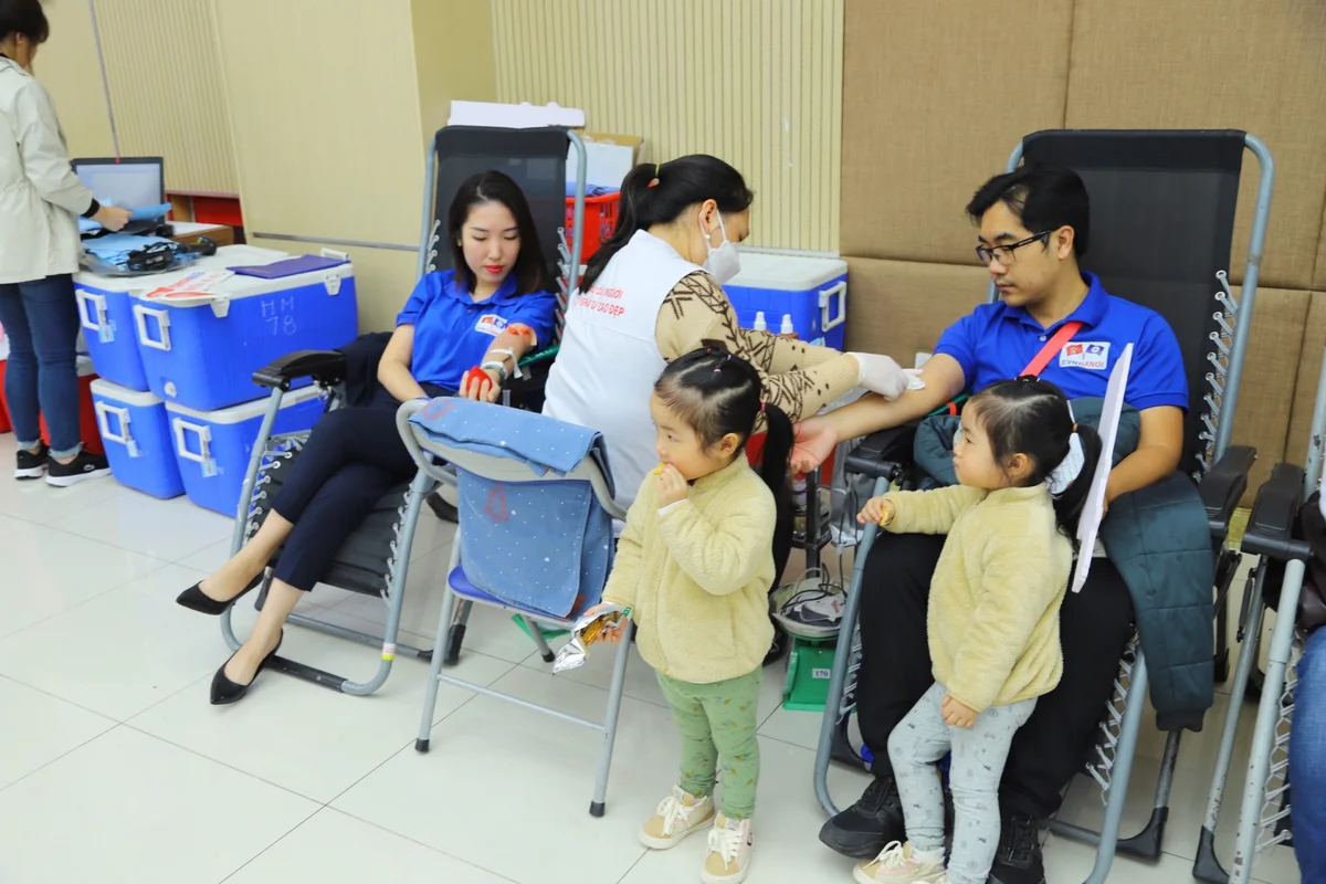 gia-dinh-chi-nguyen-linh-phuong-trung-tam-cham-soc-khach-hang-cung-chong-la-anh-nguyen-hong-vinh-ban-qlda-luoi-dien-ha-noi20221214142027.jpg?rt=20221214142035