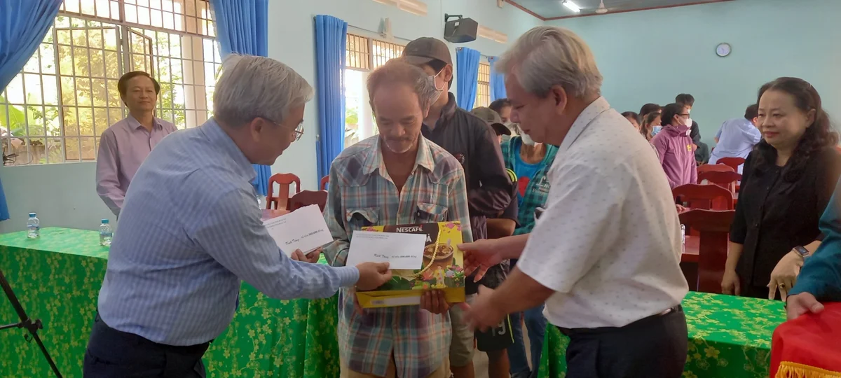 ho-tro-nguoi-co-hoan-canh-kho-khan-va-nguoi-lao-dong-trong-dip-tet-quy-mao-20230113150058.jpg?rt=20230113150508