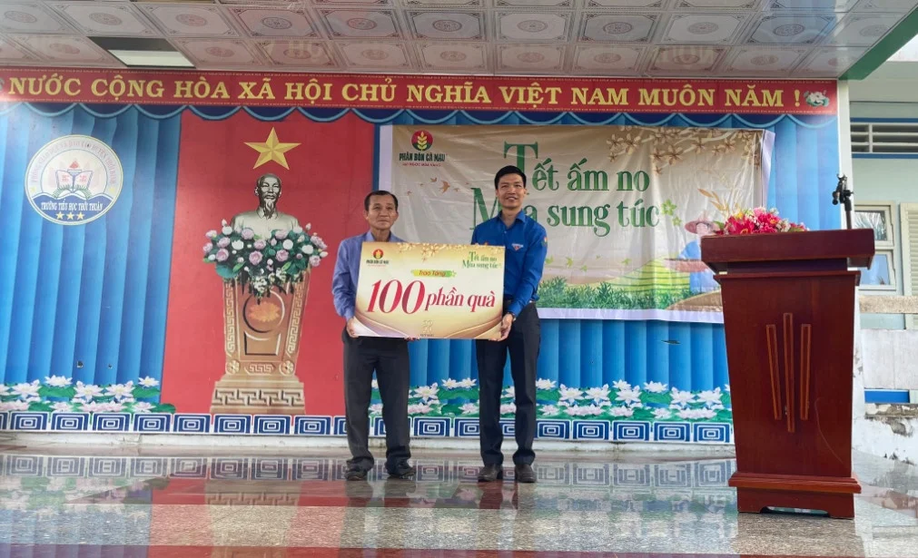 mang-tet-am-no-den-ba-con-ngheo-mien-tay-20230117150056.jpg?rt=20230117150433