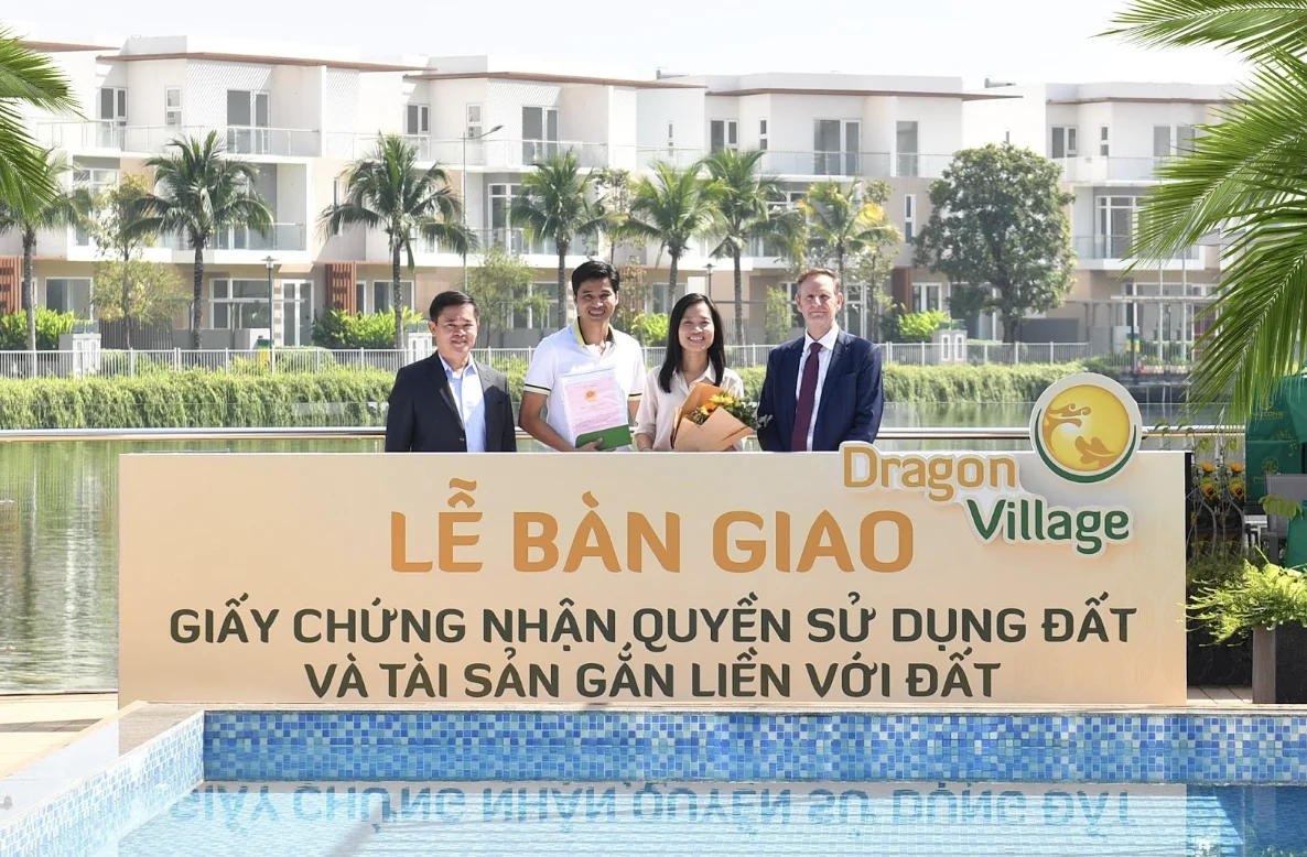 Trao sổ hồng cho cư dân Dragon Village và Dragon Parc, Phú Long khẳng định uy tín Nhà phát triển đô thị bền vững