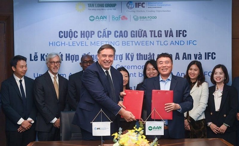 Phó Chủ tịch Khu vực Châu Á - Thái Bình Dương của IFC Riccardo Puliti (bên trái) và Ông Trương Sỹ Bá - Chủ tịch Tập đoàn Tân Long ký thỏa thuận hợp t