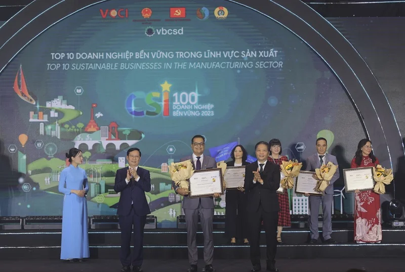 Ông Binu Jacob, Tổng Giám đốc Nestlé Việt Nam nhận chứng nhận doanh nghiệp bền vững nhất Việt Nam trong lĩnh vực sản xuất