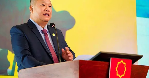 Tuyên bố lãi ngân hàng 6,5%/năm thì Hoa Sen không vay, xuống 6,2% mới vay, "Xưa các anh ăn tôi thì nay tôi ăn lại"