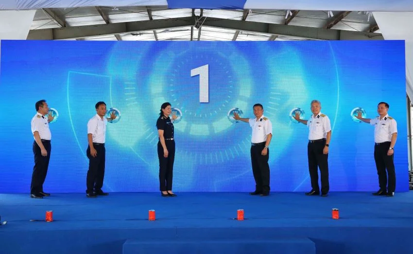 Các đại biểu nhấn nút phát lệnh làm hàng
