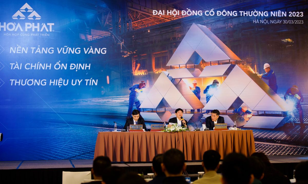 Ban lãnh đạo Hòa Phát trả lời câu hỏi của cổ đông tại hội đồng cổ đông thường niên 2023, sáng 30/3.