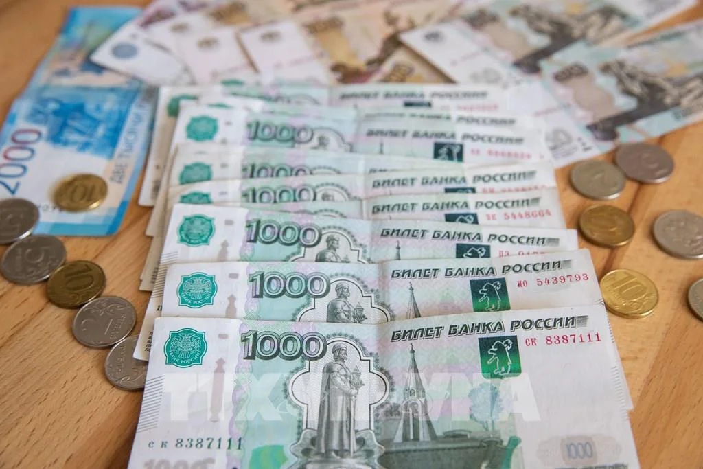 165530-dong-ruble-cua-nga-tiep-tuc-giam-gia-1276.jpg