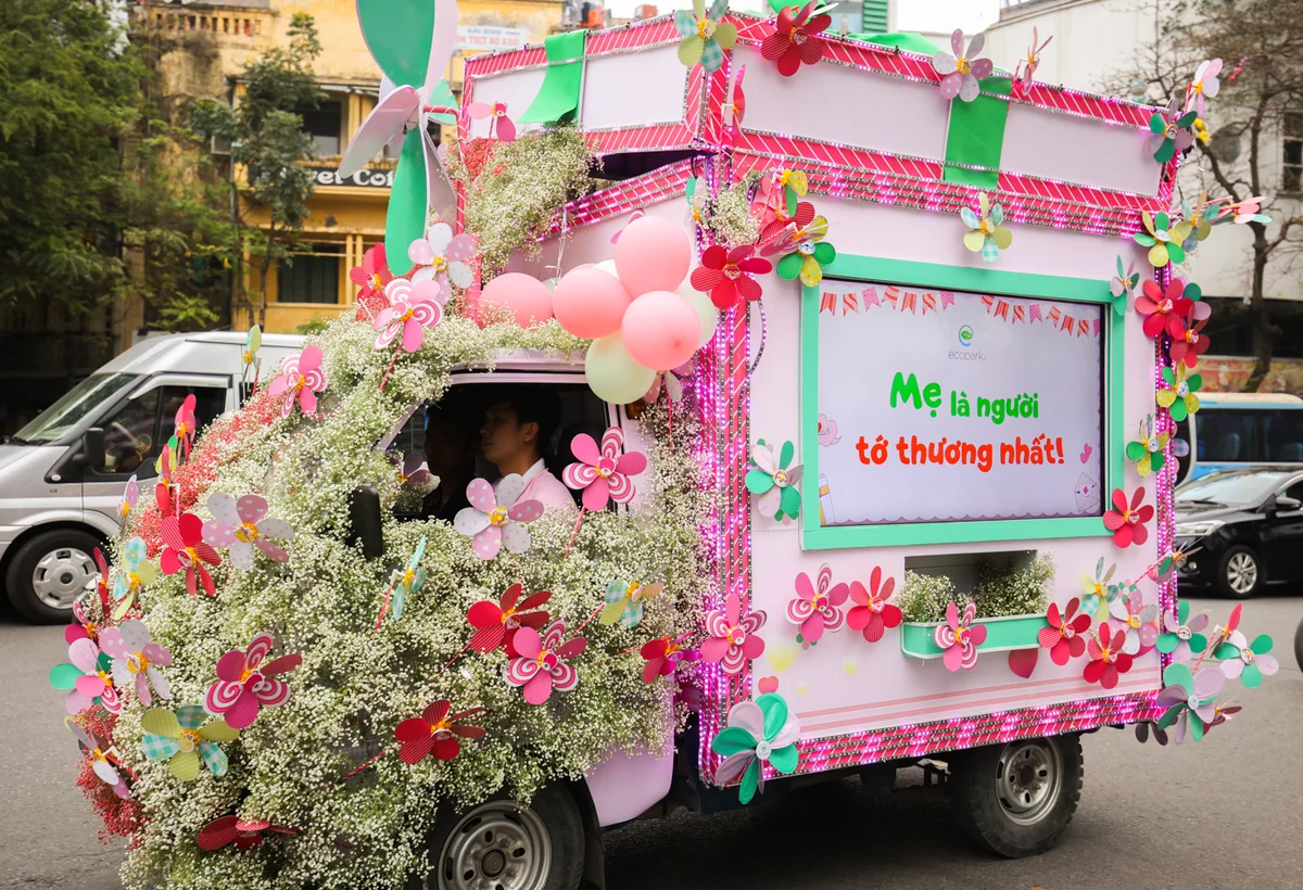 Chiếc xe mang những chiếc chong chóng giúp mẹ con chị Ngọc gần gũi với nhau hơn
