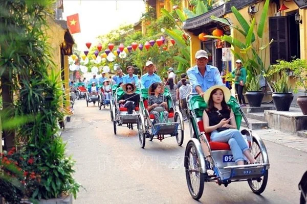 Trung Quốc cho phép khách du lịch theo đoàn vào Việt Nam từ 15/3 (Ảnh minh hoạ)