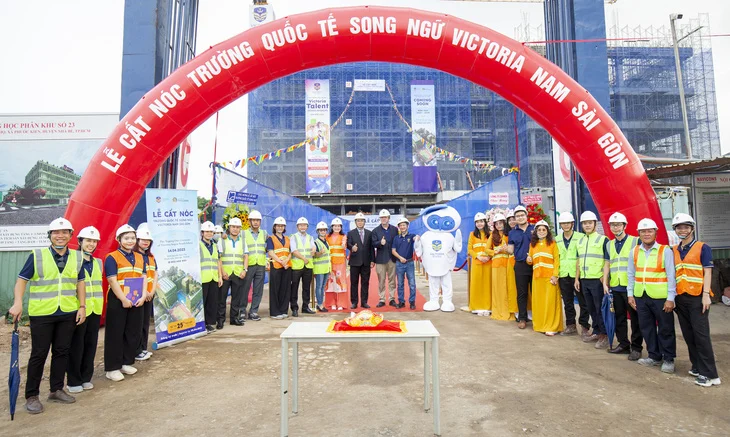 tap-the-can-bo-nhan-vien-truong-victoria-nam-sai-gon-chup-anh-ky-niem-1681534398770602636968-3512.jpg
