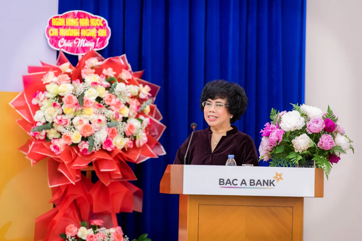 1anh-hung-lao-dong-thoi-ky-doi-moi-pho-chu-tich-hdqt-tong-giam-doc-thai-huong-phat-bieu-va-tra-loi-co-dong-201.jpg