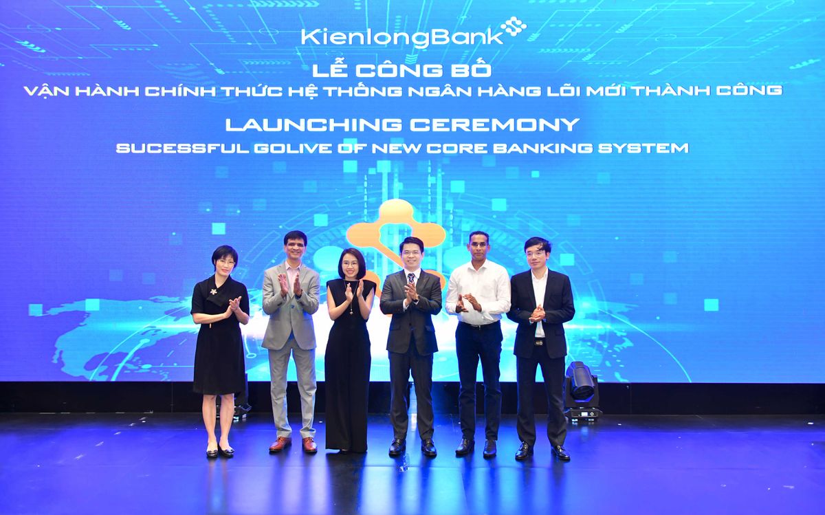 3-dai-dien-ban-lanh-dao-kienlongbank-cung-doi-tac-chien-luoc-oracle-tham-quan-quay-giao-dich-sau-khi-van-hanh-he-thong-moi-5970.jpg