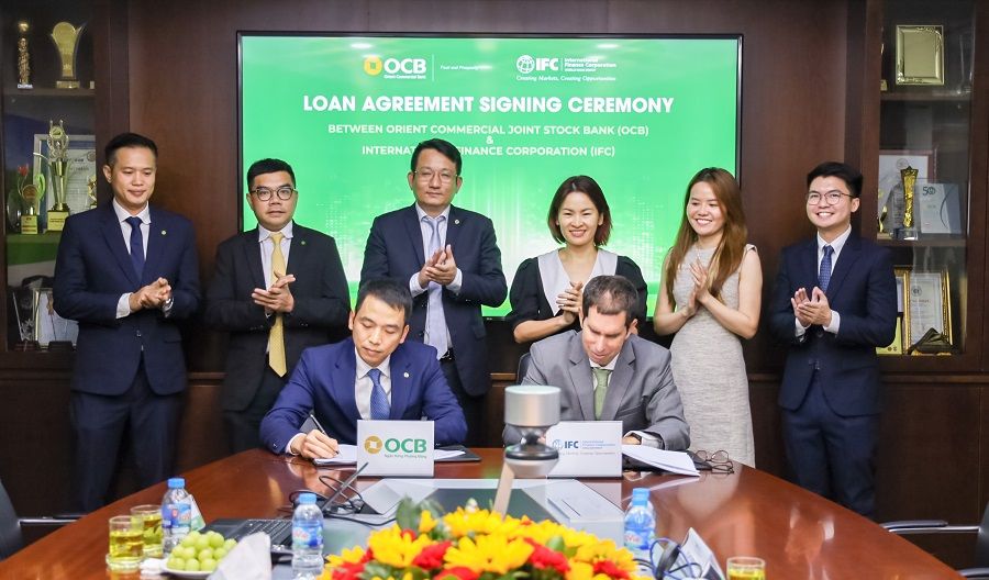 Đại diện lãnh đạo OCB và IFC tiến hành ký kết hợp đồng khoản vay