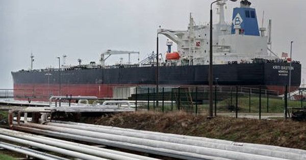 Nga: "Phương Tây vẫn tích cực mua dầu khí của chúng tôi"