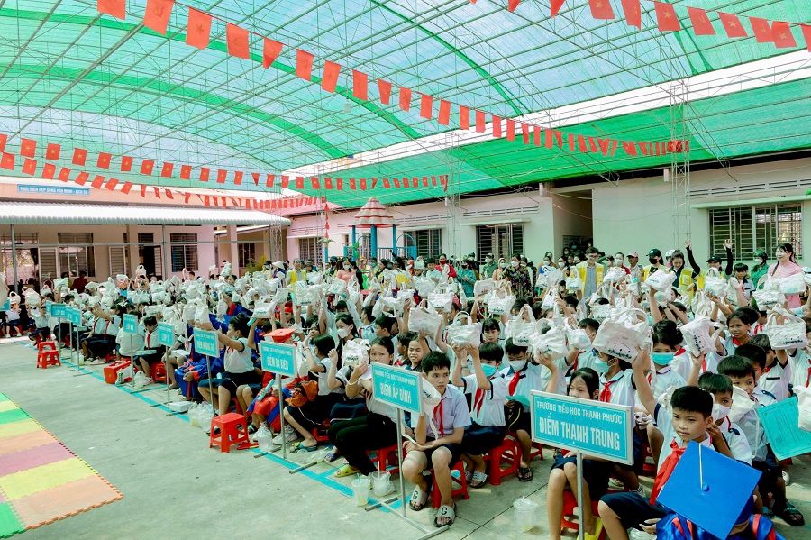 01-cac-em-hoc-sinh-tai-truong-tieu-hoc-thanh-phuoc-tinh-long-an-nhan-dung-cu-hoc-tap-trong-le-tong-ket-nam-hoc-6360.jpg
