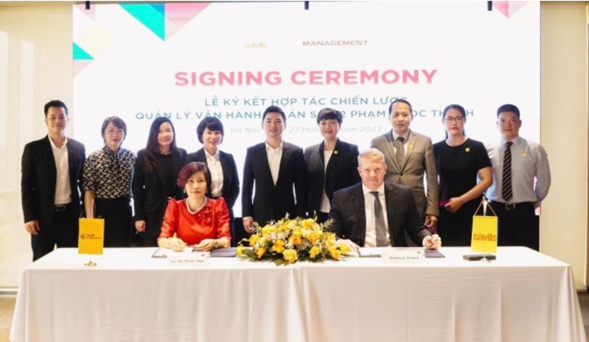 Bà Dư Thị Thanh Nga, Tổng Giám đốc T&T Management và ông Matthew Powell, Giám đốc Savills Hà Nội ký kết hợp tác chiến lược với sự chứng kiến của đại diện lãnh đạo hai doanh nghiệp.