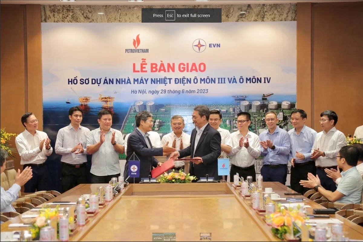 Đại diện EVN và Petrovietnam ký kết Biên bản bàn giao.