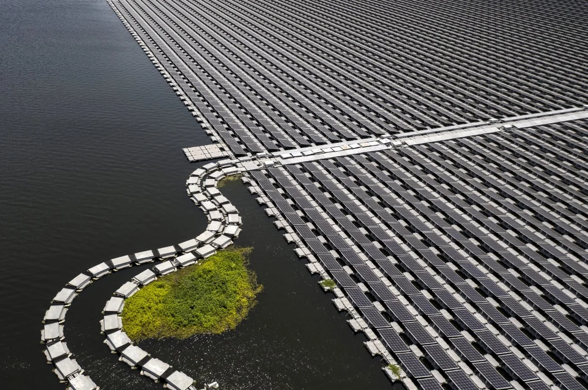 Trung Quốc bê công nghệ sản xuất điện ra biển: Nửa triệu tấm pin phủ kín 400 sân bóng đá, đủ dùng cho 100.000 ngôi nhà