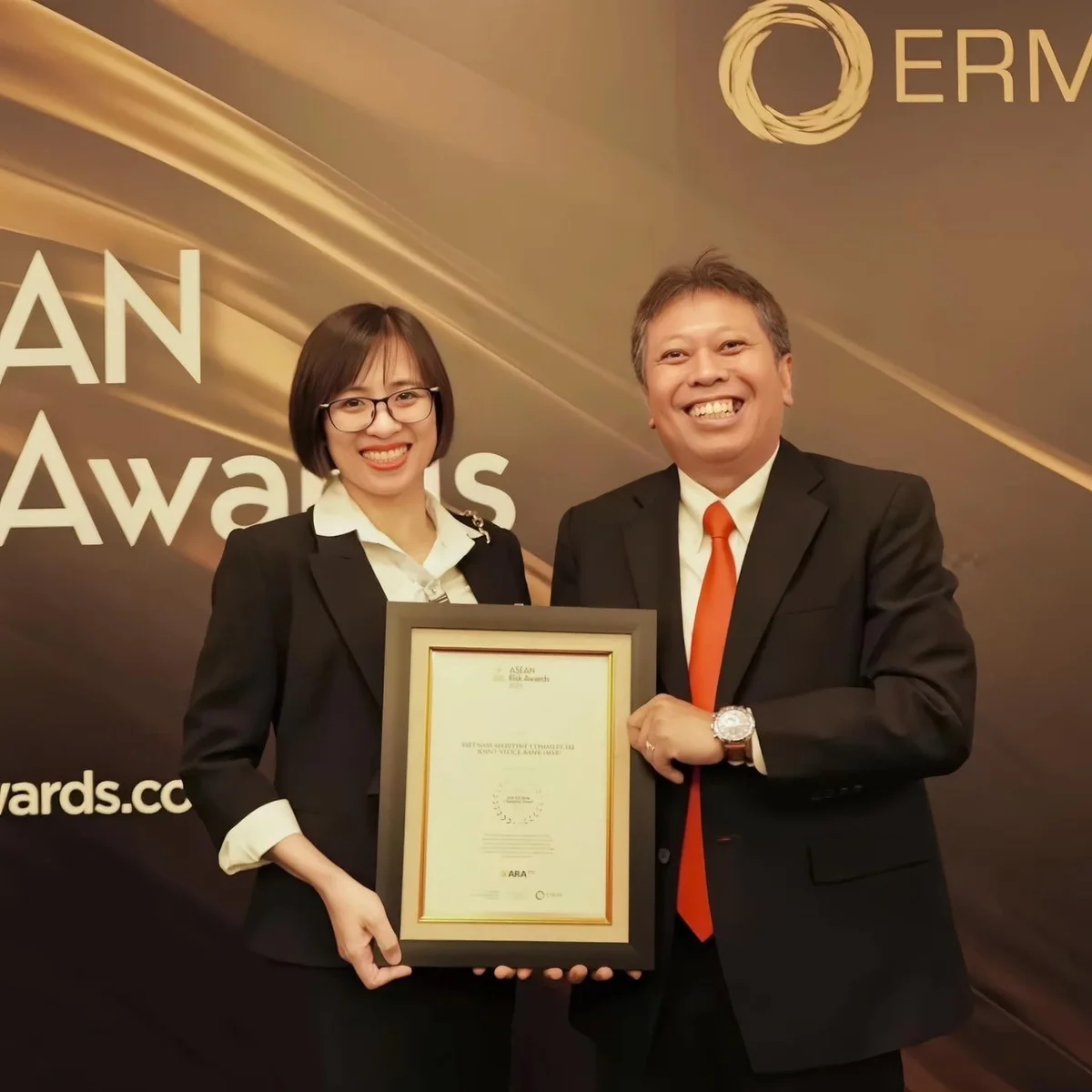 ba-le-cam-thuy-giam-doc-khoi-quan-ly-rui-ro-msb-nhan-giai-thu-ong-tai-singapore-8506.jpg