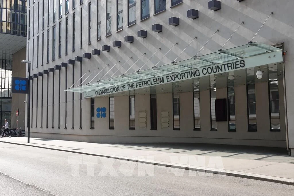 210452-opec-keo-dai-cat-giam-san-luong-dau-den-cuoi-nam.jpg
