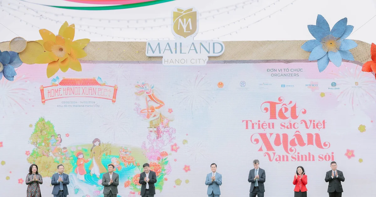 Lãnh đạo các đơn vị thực hiện nghi thức khai mạc đường hoa Home Hanoi Xuan 2024. Ảnh: Quang Anh