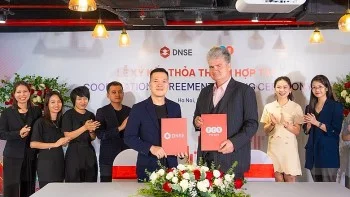 ong-nguyen-hoang-giang-chu-tich-hdqt-dnse-ben-trai-va-ong-petri-deryng-nha-sang-lap-pyn-elite-fund-ben-phai-ky-thoa-thuan-hop-tac-138320240115170444.jpg?rt=20240115170445