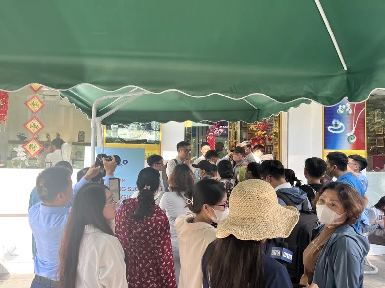 Ngân hàng Nhà nước: Có hiện tượng thuê người xếp hàng mua gom vàng
