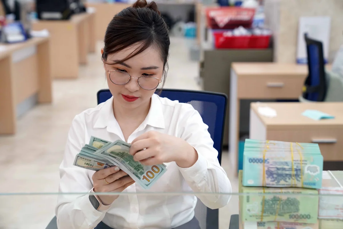 Đồng USD tiếp tục giảm mạnh tại các ngân hàng thương mại