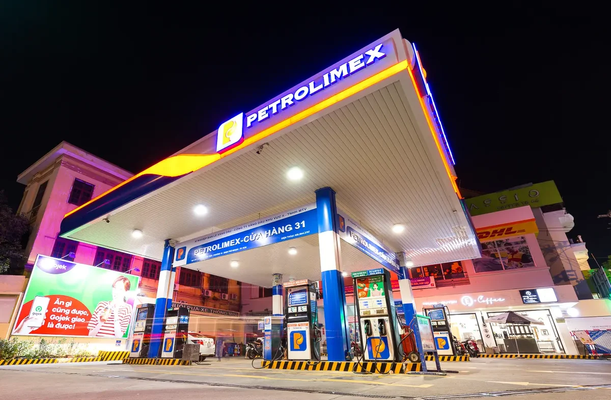 Lợi nhuận hai “ông lớn” bán lẻ xăng dầu Petrolimex và PV OIL cùng “đi lùi”