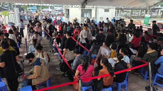 Bộ Xây dựng yêu cầu chấn chỉnh tình trạng xếp hàng xuyên đêm nộp hồ sơ mua nhà ở xã hội
