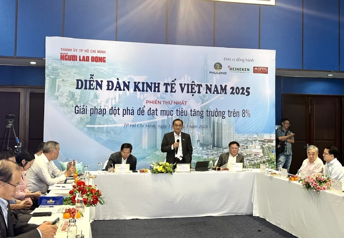 Nguy cơ bong bóng tài chính nếu 2,5 triệu tỷ đồng chảy vào chứng khoán, bất động sản