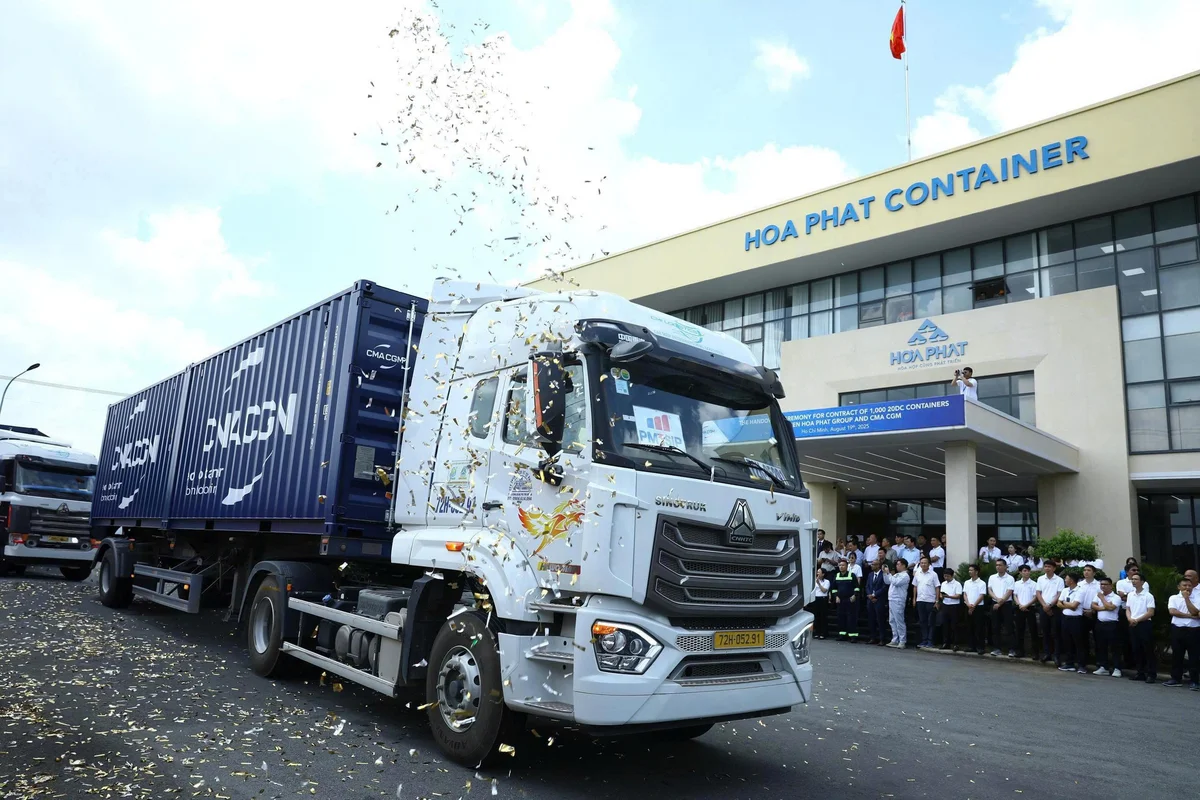 Hòa Phát của tỷ phú Trần Đình Long bàn giao 1.000 container cho hãng tàu Top 3 thế giới