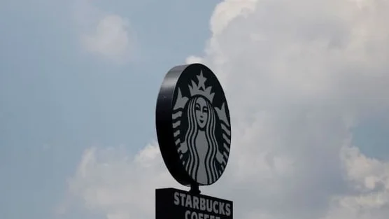 Chưa từng có trong lịch sử Starbucks: 200.000 nhân viên được tái cải tổ bài bản từ câu chào, 4 phút đã pha xong đồ uống, 95% đơn online giao đúng hẹn