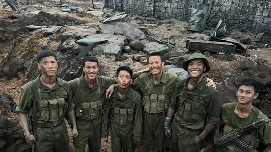 Khán giả chi hơn 551 tỷ đồng trong 2 tuần đưa Mưa Đỏ trở thành phim Việt Nam ăn khách nhất lịch sử: Vượt Mai của Trấn Thành, hot gấp 10 lần phim có Hoài Linh