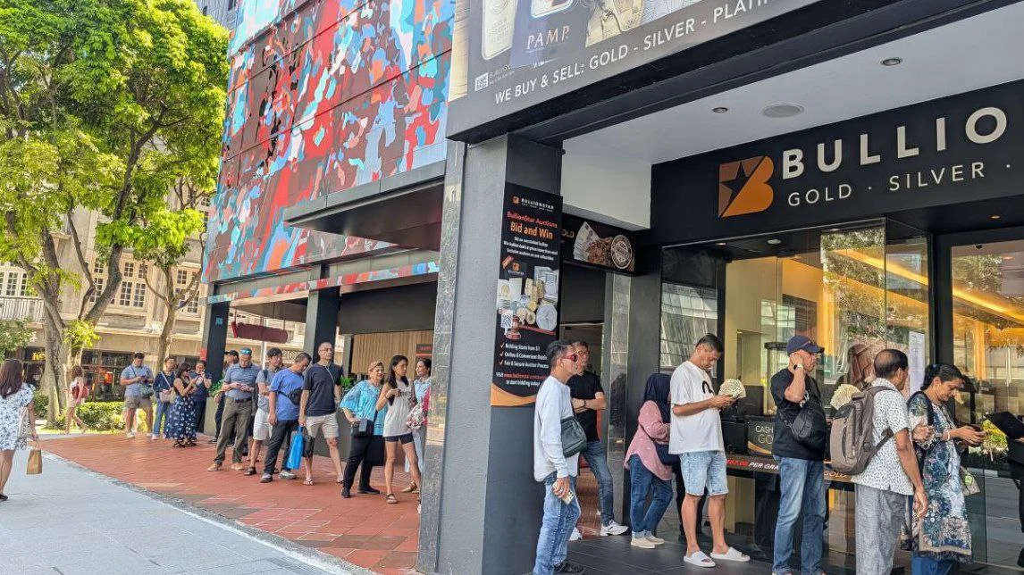 Singapore: Hàng trăm khách xếp hàng chờ mua bạc, BullionStar hẹn trả hàng sau 3 tháng