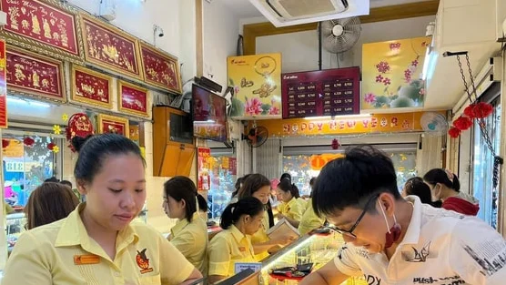 Ngay Tết, hàng loạt cửa hàng vàng ra thông báo nóng
