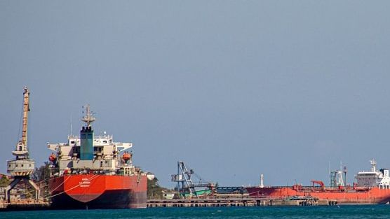Đang trên đường tới Cuba, một tàu chở 200.000 thùng dầu Nga bất ngờ đổi hướng tới nước láng giềng của Havana