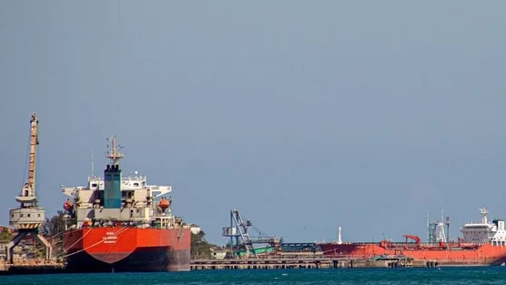 Đang trên đường tới Cuba, một tàu chở 200.000 thùng dầu Nga bất ngờ đổi hướng tới nước láng giềng của Havana