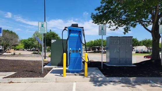 Tăng trưởng 50% với hơn 200 trạm sạc trong 2 tháng, Walmart đang “đánh úp” Tesla