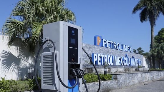 Bán gần 20 triệu tấn xăng dầu, doanh thu của Petrolimex vẫn thua xa Vingroup?