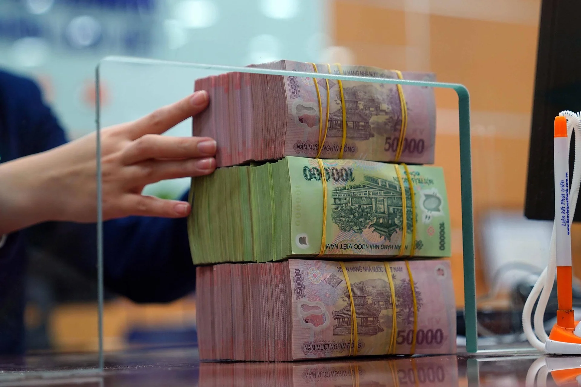 Thời “tiền rẻ” đã qua?